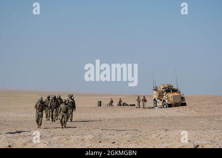 Des contrôleurs d'attaque de terminal interarmées affectés à l'armée de l'air, à l'armée de terre, à la marine et au corps des Marines des États-Unis marchent jusqu'à une tour du complexe de la chaîne d'Udairi, au Koweït, le 26 mai 2021. Pour l'entraînement, les contrôleurs d'attaque de terminal interarmées des forces armées américaines ont guidé les typhons Eurofighter de l'armée de l'air italienne pour effectuer un soutien aérien étroit. Banque D'Images