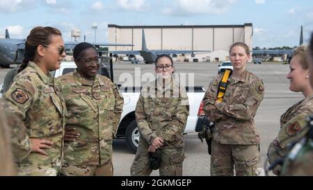 Les commandants aériens de la 1re Escadre des opérations spéciales discutent d'une mission d'entraînement à Hurlburt Field, en Floride, le 26 mai 2021. Le 1er Groupe des opérations spéciales a dirigé le tout premier vol de canonnière AC-130J Ghostrider, composé de commandants de l'air féminins des fonctions d'exploitation, d'entretien et de soutien et d'une équipe aérienne entièrement féminine. Banque D'Images