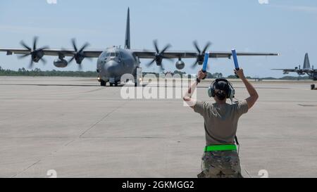 Airman Alyssa Cruz, chef de l'équipage de la 73e unité de maintenance des aéronefs de la Force aérienne des États-Unis, dirige un navire-canon AC-130J Ghostrider à Hurlburt Field, en Floride, le 26 mai 2021. Le 1er Groupe des opérations spéciales a dirigé le tout premier vol de canonnière AC-130J Ghostrider, composé de commandants de l'air féminins des fonctions d'exploitation, d'entretien et de soutien et d'une équipe aérienne entièrement féminine. Banque D'Images