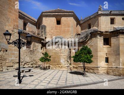 Cour formée par l'église Iglesia de Nuestra Señora del Carmen, au XVIe siècle, à Alhama de Grenade, province de Grenade, Andalousie, Espagne Banque D'Images