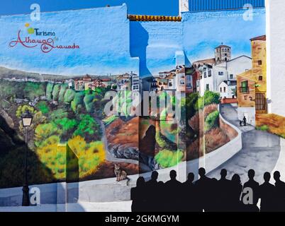 Un groupe de personnes admirant une fresque à la fin de pignon sur la place principale à Alhama de Granada, Andalousie, Espagne Banque D'Images