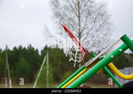 Photo de l'installation de l'anneau de basket-ball par temps nuageux Banque D'Images