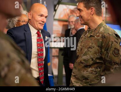 Le général à la retraite Carlton Everhart II, ancien commandant du Commandement de la mobilité aérienne, à gauche, et le général de division Kyle Kremer, directeur des plans stratégiques, des exigences et des programmes de l'AMC, se réunissent pour célébrer le 80e anniversaire de l'AMC à la base aérienne Scott, Illinois, le 27 mai 2021. AMC retrace son histoire jusqu'au 29 mai 1941 et le Commandement de l'aviation du corps a été créé pour piloter des avions américains de l'Atlantique vers la Grande-Bretagne. Banque D'Images