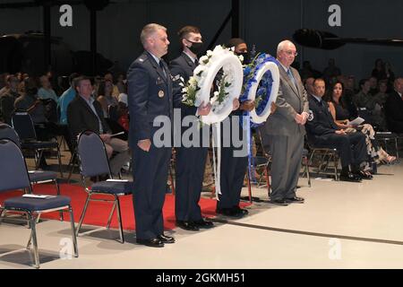 Colonel Brian Moore, à gauche, Robins installation Commander, Et le président Tommy Stalnaker, à droite, de la Commission des commissaires du comté de Houston, prend part à une cérémonie de pose de couronne aux côtés des membres du 78e Escadron des forces de sécurité, lors de la cérémonie commémorative de l’homme d’aviation au Musée de l’aviation de la base aérienne de Robins, en Géorgie, le 27 mai 2021. En plus de déposer une couronne en l'honneur de tous ceux qui ont servi les États-Unis, la cérémonie a ajouté une couronne en l'honneur de ceux qui sont passés de la pandémie COVID-19. Banque D'Images