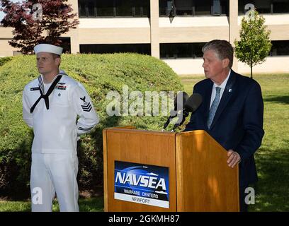 Rhode Island Gov. DaN McKee (à droite) a été le conférencier principal le 27 mai 2021 lors d'une cérémonie de commémoration du Memorial Day en l'honneur de 34 employés qui ont perdu la vie dans l'exercice de leurs fonctions à la Naval Undersea Warfare Center Division Newport à Newport, Rhode Island. Banque D'Images