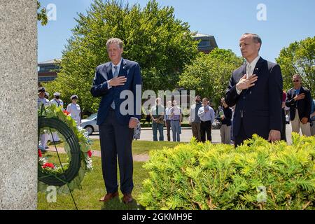 Rhode Island Gov. DaN McKee (à partir de la gauche) et Ron Vien, directeur technique de la Naval Undersea Warfare Center Division, de Newport, respectent les propos lors d'une cérémonie de commémoration du jour du souvenir tenue à Newport, Rhode Island, le 27 mai 2021. La cérémonie rend hommage aux 34 employés qui sont morts au service de leur pays alors qu'ils travaillent dans les organisations précédentes de NUWC. Banque D'Images