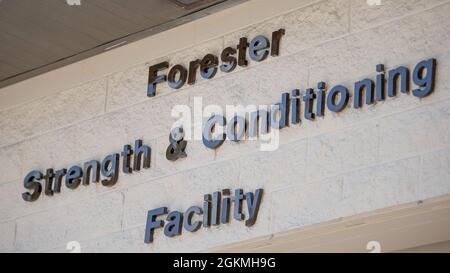 Le Forester Strength and condition Facility a été officiellement dévoilé lors d'une cérémonie à Hurlburt Field, en Floride, le 27 mai 2021. L'installation a été dédiée à l'Airman Mark Forester, un contrôleur de combat de tactiques spéciales des États-Unis, qui a été tué en action alors qu'il était déployé en Afghanistan en 2010. Banque D'Images