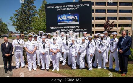 Marine Undersea Warfare Centre Division Newport Directeur technique Ron Vien (à l'extrême gauche) et Rhode Island Gov. DaN McKee (tout à droite) se réunit avec des militaires affectés à la division Newport après une cérémonie de commémoration du jour du souvenir qui s'est tenue à Newport, Rhode Island, le 27 mai 2021. Directeur général de la division Newport, Cmdr. Michael Kendel (première rangée, deuxième à partir de la gauche) a ouvert la cérémonie en discutant de l’histoire de 152 ans de NUWC et du monument en hommage aux 34 personnes qui ont perdu la vie pendant le service de cette installation. Banque D'Images