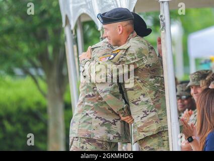 Le général de division JP McGee, commandant général de la 101e Division aéroportée (assaut aérien), se joint au sergent de commandement. Le Maj. Bryan Barker, Sgt de commandement de la division sortante. Maj. De la 101e Division aéroportée, pendant le changement de responsabilité le 27 mai 2021, au siège de la division, fort Campbell, Ky. Banque D'Images