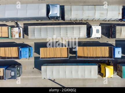 Chariots dans l'aire de stationnement, vue de dessus d'un chariot. Transport logistique dans le parking en attente de déchargement Banque D'Images