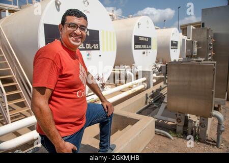 CAMP LEMONNIER, Djibouti (27 mai 2021) la responsable de l’énergie d’installation de Camp Lemonnier, Mina Magdy, du Caire, en Égypte, pose une photo à l’intérieur d’une centrale électrique de Camp Lemonnier, le 27 mai 2021. Le camp Lemonnier est une installation opérationnelle qui permet aux forces américaines, alliées et partenaires d'être là et quand elles sont nécessaires pour assurer la sécurité en Europe, en Afrique et en Asie du Sud-Ouest. Banque D'Images