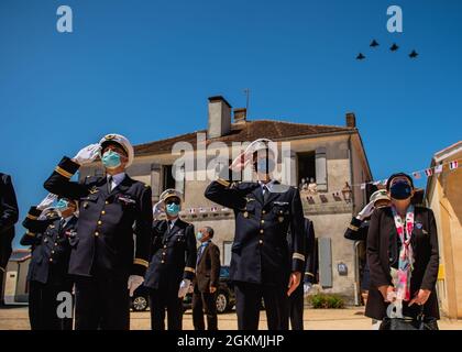 Les officiers de la Force aérienne et spatiale française saluent pendant l'hymne national américain deux F-35A Lightning IIS de la Force aérienne américaine et deux Dassault Rafales de la Force aérienne et spatiale française volent en formation au cours d'une cérémonie commémorative dans le cadre de la Journée nationale de la résistance à Romestaing, France, le 27 mai 2021. Les membres de la communauté Romestaing ont tenu une cérémonie commémorative pour rendre hommage aux aviateurs de la Seconde Guerre mondiale américaine, aux disciples d'Aphrodite B-24 ainsi qu'à Chuck Yeager qui a écrasé son P-51 le 5 mars 1944. Banque D'Images