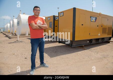 CAMP LEMONNIER, Djibouti (27 mai 2021) la responsable de l’énergie d’installation de Camp Lemonnier, Mina Magdy, du Caire, en Égypte, pose une photo à l’intérieur d’une centrale électrique de Camp Lemonnier, le 27 mai 2021. Le camp Lemonnier est une installation opérationnelle qui permet aux forces américaines, alliées et partenaires d'être là et quand elles sont nécessaires pour assurer la sécurité en Europe, en Afrique et en Asie du Sud-Ouest. Banque D'Images