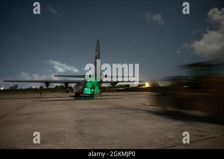 Les aviateurs du 75e Escadron de transport aérien expéditionnaire transfèrent des cargaisons à bord d'un C-130J Super Hercules du Camp Lemonnier, à Djibouti, vers une base d'opérations tactiques en Afrique de l'est, le 27 mai 2021. Le 75e SAE soutient la Force opérationnelle conjointe combinée - Corne de l'Afrique (CJTF-HOA) avec des évacuations médicales, des secours en cas de catastrophe, des opérations humanitaires et des opérations de chute d'air. Banque D'Images