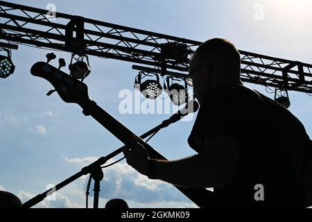 Membre de la US Army Training and doctrine Command Band, chante avant le concert d'Austin Moody à la base interarmées Langley-Eustis, en Virginie, le 27 mai 2021. Le groupe TRADOC s'est ouvert à Moody. Banque D'Images