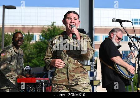 Membre de la US Army Training and doctrine Command Band, chante avant le concert d'Austin Moody à la base interarmées Langley-Eustis, en Virginie, le 27 mai 2021. Le groupe TRADOC s'est ouvert à Moody. Banque D'Images