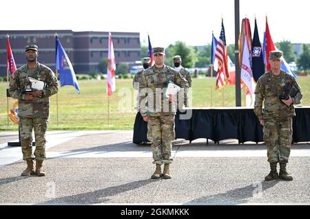 Depuis la gauche, SPC. Jaleel Hunn, sergent d'état-major. Ryan Columbare et le sergent d'état-major. Cabot Cobb se tient avec leurs prix respectifs du meilleur guerrier et du Sergent de l'année lors d'une cérémonie du 27 mai au champ de Seay de fort Lee. Les trois soldats doivent participer à la rencontre du Commandement de l'instruction et de la doctrine prévue pour le 20-24 juin à fort Leonard Wood, Missouri. Banque D'Images