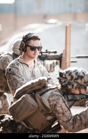 Un Sniper Scout du corps des Marines des États-Unis observe un Marksman désigné (DMS) avec le 2e Bataillon, 1er Marines, affecté à la Force opérationnelle Marine Air-sol spéciale – intervention en cas de crise – Commandement central (SPMAGTF-CR-CC) alors qu'il participe à une série dans la zone d'opérations du Commandement central. Les DMS sont des fantassins qui utilisent le M27 IAR pour identifier et détruire positivement les cibles à des distances allant jusqu'à 550 mètres. Le SPMAGTF-CR-CC est une force de réponse aux crises, prête à déployer une variété de capacités dans la région. Banque D'Images