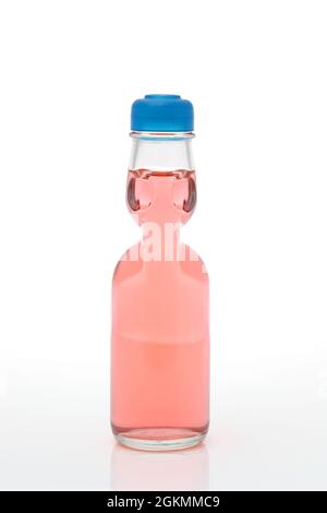 Boisson gazeuse Ramune dans une bouteille sur fond blanc Banque D'Images