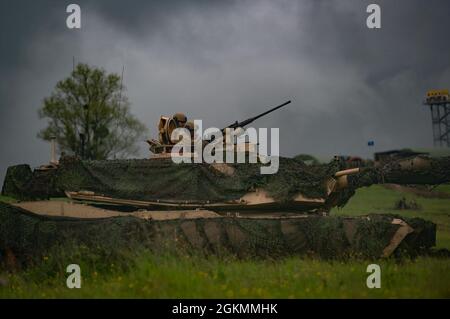 CINCU, Roumanie – des soldats affectés au 3e peloton «C» de l’armée américaine, 25e Cavalry, pilotent un char M1-A2 Abrams lors d’une démonstration pour l’exercice Steadfast Defender 2021 de l’OTAN. Steadfast Defender 2021 est un exercice mené par l'OTAN et impliquant plus de 9,000 soldats de plus de 20 alliés et partenaires de l'OTAN. L'objectif est de veiller à ce que les forces de l'OTAN soient formées, capables d'opérer ensemble et prêtes à répondre à toute menace dans n'importe quelle direction. Vous trouverez plus d'informations sur Steadfast Defender 2021 ici et ici. L'OTAN prend les mesures nécessaires pour protéger nos forces armées. Cela inclut le COVID-19 precau Banque D'Images