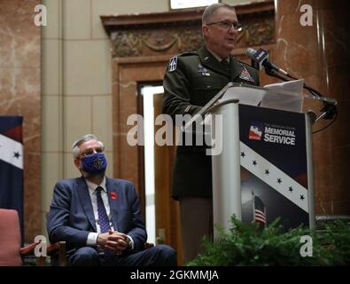L'Adjutant général de la Garde nationale de l'Indiana, Brig. Le général Dale Lyles prononce un discours au Festival Memorial Service de 500 qui a eu lieu au Indianapolis War Memorial le 28 mai 2021. Banque D'Images