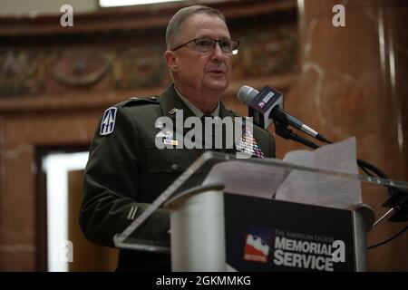 L'Adjutant général de la Garde nationale de l'Indiana, Brig. Le général Dale Lyles a prononcé un discours au Festival Memorial Service de 500 qui s'est tenu au Indianapolis War Memorial le 28 mai 2021. Banque D'Images