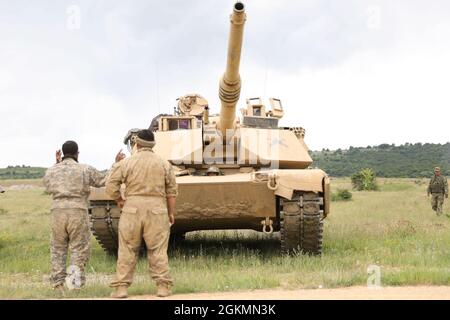 GAMME D'ENTRAÎNEMENT NOVO SELO, Bulgarie — Sgt. De l'armée américaine 1ère classe, Freddie Roberts, affecté au 2e Bataillon, 5e Régiment de cavalerie aide à positionner un char M1A2 Abrams pour une cérémonie à l'appui de Sabre Guardian 21, le 27 mai 2021. Sabre Guardian 21 est un exercice lié de DEFENDER-Europe 21. DEFENDER-Europe 21 est un exercice à grande échelle dirigé par l'armée américaine, conçu pour renforcer la préparation et l'interopérabilité entre les États-Unis, les alliés de l'OTAN et les militaires partenaires. Cette année, plus de 28,000 forces multinationales de 26 pays vont mener des opérations presque simultanées dans plus de 30 zones de formation dans plus de Banque D'Images