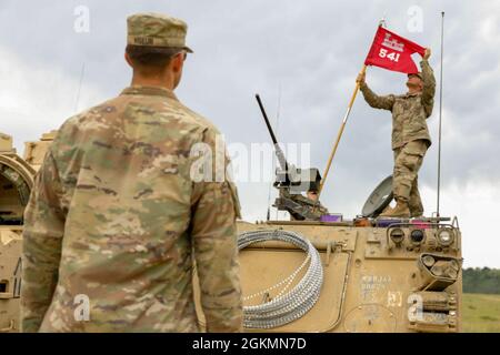 CHAMP D'ENTRAÎNEMENT NOVO SELO, Bulgarie — des soldats de l'armée américaine de la 541e Sapper Company, 19e Bataillon des ingénieurs, positionnent leur drapeau sur un transporteur de personnel blindé M113 pour une cérémonie à l'appui de Sabre Guardian 21, le 27 mai 2021. Sabre Guardian 21 est un exercice lié de DEFENDER-Europe 21. DEFENDER-Europe 21 est un exercice à grande échelle dirigé par l'armée américaine, conçu pour renforcer la préparation et l'interopérabilité entre les États-Unis, les alliés de l'OTAN et les militaires partenaires. Cette année, plus de 28,000 forces multinationales de 26 pays mèneront des opérations presque simultanées dans plus de 30 zones d'entraînement dans le cadre de la même opération Banque D'Images