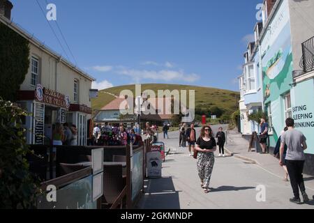 Vacanciers par une journée ensoleillée à Lulworth Cove à Dorset, au Royaume-Uni Banque D'Images