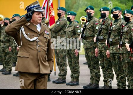 Le colonel Marek Gmurski de l’armée polonaise, commandant du centre d’entraînement des Forces terrestres de Drawsko, salue la formation du 1er Escadron de l’armée américaine, du 7e Régiment de cavalerie, du 50e Groupe de soutien régional de la Garde de Floride, Et la compagnie de planification d’exercices de l’armée polonaise lors de la célébration du 75e anniversaire de l’aire d’entraînement Drawkso Pomorskie (DPTA) le 28 mai 2021. Le DPTA est devenu l'un des plus grands terrains d'entraînement à l'appui de la résolution atlantique, qui fournit une présence crédible au combat de forces de l'OTAN en rotation pour décourager l'agression et assurer la sécurité en Europe. Banque D'Images