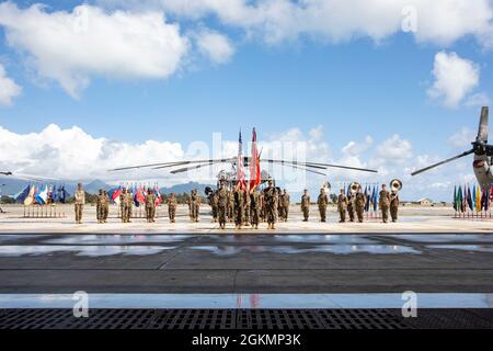 La garde de couleur du 24 e Escadron de logistique de l’aviation maritime et les Forces du corps des Marines, bande du Pacifique, sont à l’attention de la cérémonie de passation de commandement du MALS-24, à la Station aérienne du corps des Marines, baie Kaneohe, base du corps des Marines Hawaii, le 28 mai 2021. Le lieutenant-colonel Jaret R. Rhinehart du corps des Marines des États-Unis a cédé le commandement au lieutenant-colonel Erica K. Mantz. Banque D'Images
