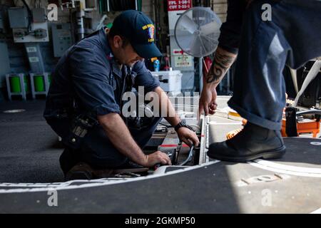 210528-N-RL695-1067 MER DES CARAÏBES - (28 mai 2021) -- Engineman 1er classe Dillon Lucas, affecté au navire de combat littoral Freedom-variant USS Sioux City (LCS 11), effectue l'entretien dans la zone de mission aérienne (AMZ), le 28 mai 2021. Sioux City est déployée dans la zone d’opérations de la 4e flotte des États-Unis pour appuyer la mission de la Force opérationnelle interagences conjointe Sud, qui comprend des missions de lutte contre le trafic illicite de drogues dans les Caraïbes et le Pacifique oriental. Banque D'Images