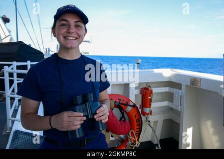 Le Matelot de 1re classe Meleah Tiber, de Bridgeport (Ohio), est stationné à l'USCGC Hamilton, comme on l'a vu ici dans l'océan Atlantique, le 28 mai 2021. Après avoir rejoint la Garde côtière à 17 ans, elle a été stationnée à bord de Hamilton après le camp d'entraînement et a rapidement été intégrée à l'équipage. En tant que couturière, elle est chargée de l'entretien de la découpeuse, d'une barre et d'un guetteur qualifiés, et elle aide au lancement et à la récupération de petits bateaux et aux opérations d'hélicoptères. Banque D'Images