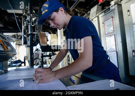 Le Matelot de 1re classe Meleah Tiber, de Bridgeport (Ohio), est stationné à l'USCGC Hamilton, comme on l'a vu ici dans l'océan Atlantique, le 28 mai 2021. Après avoir rejoint la Garde côtière à 17 ans, elle a été stationnée à bord de Hamilton après le camp d'entraînement et a rapidement été intégrée à l'équipage. En tant que couturière, elle est chargée de l'entretien de la découpeuse, d'une barre et d'un guetteur qualifiés, et elle aide au lancement et à la récupération de petits bateaux et aux opérations d'hélicoptères. Banque D'Images