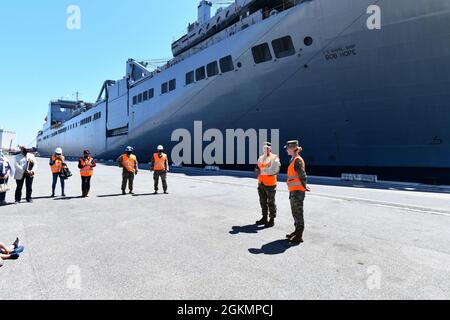 Le 839e Bataillon des transports 'Key to the Mediterranean' a organisé un événement de la Journée de la famille au port de Livourne, Italie, le 28 mai 2021. Le 839e ainsi que les membres de son détachement d'Italie ont invité des membres de sa famille au port à observer les opérations portuaires à l'appui du chargement de l'équipement vers le USNS Bob Hope, un navire du Commandement militaire du transport maritime des États-Unis. Les familles ont pu voir de première main la mission vitale que les 839e soldats, les civils de l'armée et les professionnels de la nation hôte exécutent dans les ports à l'appui des missions du Commandement européen des États-Unis et du Commandement de l'Afrique des États-Unis. Banque D'Images