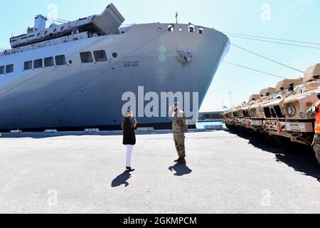 Le 839e Bataillon des transports 'Key to the Mediterranean' a organisé un événement de la Journée de la famille au port de Livourne, Italie, le 28 mai 2021. Le 839e ainsi que les membres de son détachement d'Italie ont invité des membres de sa famille au port à observer les opérations portuaires à l'appui du chargement de l'équipement vers le USNS Bob Hope, un navire du Commandement militaire du transport maritime des États-Unis. Les familles ont pu voir de première main la mission vitale que les 839e soldats, les civils de l'armée et les professionnels de la nation hôte exécutent dans les ports à l'appui des missions du Commandement européen des États-Unis et du Commandement de l'Afrique des États-Unis. Banque D'Images