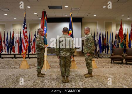 Le lieutenant-général Theodore Martin (à gauche) prend le commandement du US Army Combined Arms Center, fort Leavenworth, Kansas, lors d'une cérémonie le 28 mai 2021. Martin a auparavant été commandant général adjoint du Commandement de l'instruction et de la doctrine de l'Armée des États-Unis. Banque D'Images