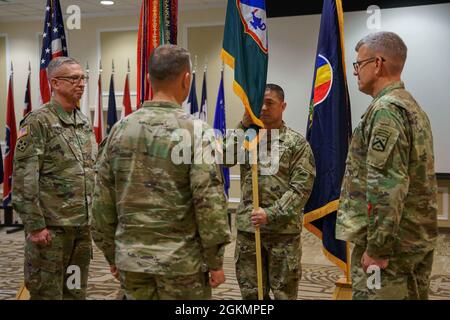 Le lieutenant-général Theodore Martin (à l'extrême gauche) prend le commandement du US Army Combined Arms Center, fort Leavenworth, Kansas, lors d'une cérémonie le 28 mai 2021. Martin a auparavant été commandant général adjoint du Commandement de l'instruction et de la doctrine de l'Armée des États-Unis. Banque D'Images