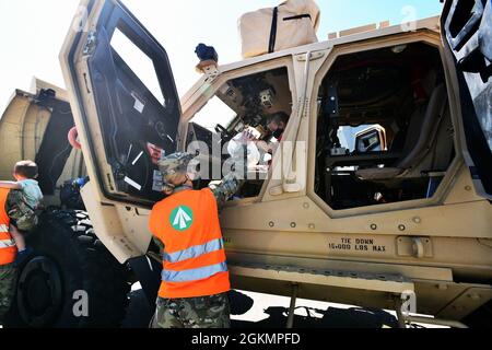 Le 839e Bataillon des transports 'Key to the Mediterranean' a organisé un événement de la Journée de la famille au port de Livourne, Italie, le 28 mai 2021. Le 839e ainsi que les membres de son détachement d'Italie ont invité des membres de sa famille au port à observer les opérations portuaires à l'appui du chargement de l'équipement vers le USNS Bob Hope, un navire du Commandement militaire du transport maritime des États-Unis. Les familles ont pu voir de première main la mission vitale que les 839e soldats, les civils de l'armée et les professionnels de la nation hôte exécutent dans les ports à l'appui des missions du Commandement européen des États-Unis et du Commandement de l'Afrique des États-Unis. Banque D'Images