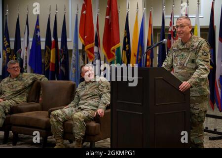 Le lieutenant-général Theodore Martin (à droite) prend le commandement du US Army Combined Arms Center, fort Leavenworth, Kansas, lors d'une cérémonie le 28 mai 2021. Martin a auparavant été commandant général adjoint du Commandement de l'instruction et de la doctrine de l'Armée des États-Unis. Banque D'Images