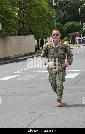 YOKOTA (Japon), le 28 mai 2021. Le compagnon de Gunner’s, Gasper Pena, affecté au commandant du département de sécurité de la flotte le département de sécurité de Yokosuka (CFAY), s’étend sur le chemin de la marche à pied norvégienne organisée par le 374e Escadron de communication de la US Air Force à la base aérienne de Yokota. Quatre marins du CFAY et 30 membres du service américain, représentant la base aérienne de Yokota, les forces américaines du Japon et la Force spatiale américaine, ont participé à l'événement international. Depuis plus de 75 ans, la CFAY fournit, entretient et exploite des installations et des services de base à l’appui du déploiement de la 7e flotte américaine Banque D'Images