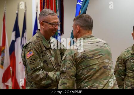 Le lieutenant-général Theodore Martin (à gauche) prend le commandement du US Army Combined Arms Center, fort Leavenworth, Kansas, lors d'une cérémonie le 28 mai 2021. Martin a auparavant été commandant général adjoint du Commandement de l'instruction et de la doctrine de l'Armée des États-Unis. Banque D'Images