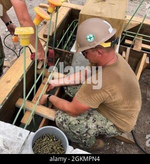 KWAJALEIN, Îles Marshall (29 mai 2021) le constructeur de 3e classe Ryan Coyne, affecté au bataillon de construction mobile navale (NMCB) 4, installe une rainure de clavette pour verrouiller le béton dans le cadre du projet de théâtre Richardson. Ce projet s'améliore sur le théâtre, construit pour la première fois par les Seabees dans les années 1940. Le NMCB-4 est déployé dans toute la région Indo-Pacifique et aux États-Unis, prêt à soutenir les opérations de combat majeures, la sécurité du théâtre, l'aide humanitaire et les opérations de secours en cas de catastrophe. Banque D'Images