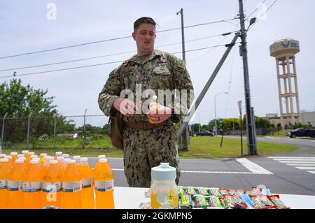 YOKOTA, Japon (28 mai 2021) Chef maître d’armes Andrew Burnett, affecté au commandant du département de sécurité de la flotte de Yokosuka (CFAY), s’arrête à une station d’eau pendant la marche à pied norvégienne organisée par le 374e Escadron de communications de l’US Air Force stationnée à la base aérienne de Yokota. Quatre marins du CFAY et 30 membres du service américain, représentant la base aérienne de Yokota, les forces américaines du Japon et la Force spatiale américaine, ont participé à l'événement international. Depuis plus de 75 ans, CFAY fournit, entretient et exploite des installations et des services de base à l’appui de la 7e flotte américaine Banque D'Images