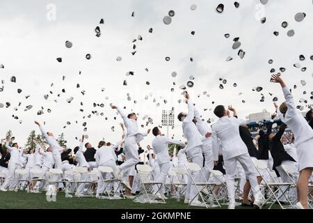 ANNAPOLIS, Md. (28 mai 2021) après trois encouragements pour ceux qu'ils laissent derrière eux, la Marine américaine nouvellement commandée signe et les deuxièmes lieutenants du corps des Marines de la classe 2021 de l'Académie navale américaine lancent leurs couvertures à la fin de la cérémonie de remise des diplômes et de mise en service au stade Navy-Marine Memorial corps. La classe de 2021 a obtenu le diplôme de 1,084 midshipmen et a été adressée par le vice-président Kamala Harris. Banque D'Images