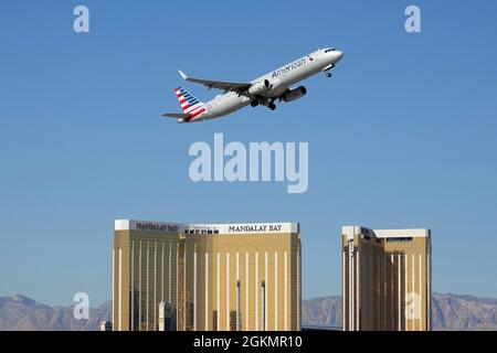 Une vue d'ensemble générale d'un Airbus A321 (double avion) d'American Airlines immatriculé N132AN part de l'aéroport international McCarran avec le M Banque D'Images