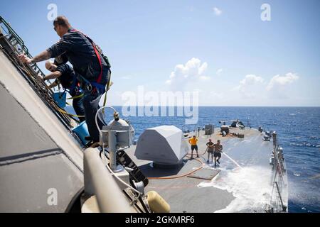 210529-N-RL695-1163 MER DES CARAÏBES - (29 mai 2021) -- des marins affectés au navire de combat littoral Freedom-variant USS Sioux City (LCS 11), effectuent un lavage en eau douce, le 29 mai 2021. Sioux City est déployée dans la zone d’opérations de la 4e flotte des États-Unis pour appuyer la mission de la Force opérationnelle interagences conjointe Sud, qui comprend des missions de lutte contre le trafic illicite de drogues dans les Caraïbes et le Pacifique oriental. Banque D'Images