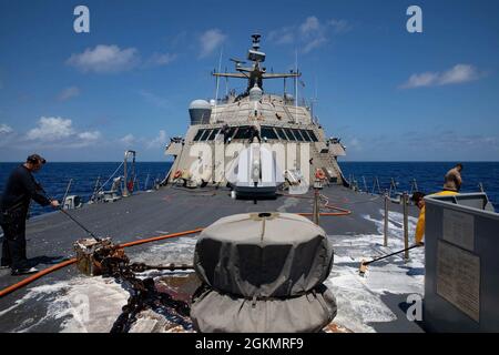 210529-N-RL695-1204 MER DES CARAÏBES - (29 mai 2021) -- des marins affectés au navire de combat littoral Freedom-variant USS Sioux City (LCS 11), effectuent un lavage en eau douce, le 29 mai 2021. Sioux City est déployée dans la zone d’opérations de la 4e flotte des États-Unis pour appuyer la mission de la Force opérationnelle interagences conjointe Sud, qui comprend des missions de lutte contre le trafic illicite de drogues dans les Caraïbes et le Pacifique oriental. Banque D'Images