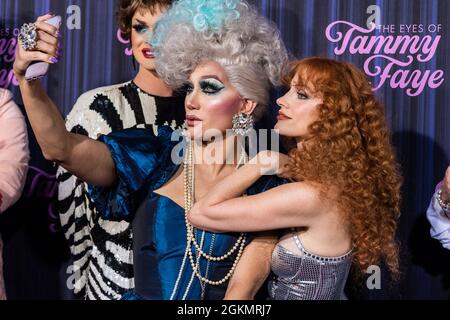 L'actrice Jessica Chastain s'amuse avec un groupe de traînantes reines sur le tapis rouge de la première du film de New York "les yeux de Tammy Faye" au SVA Theatre à New York le 14 septembre 2021. (Photo de Gabriele Holtermann/Sipa USA) crédit: SIPA USA/Alay Live News Banque D'Images