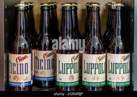 Des bouteilles de la bière artisanale du Tessin Ciao Beer - Ciao Ticino et de la variété IPA Ciao Luppolo sont posées sur une étagère au magasin Negozio Val Maggia à Cevio. La brasserie, basée à Avegno dans la Valle Maggia, a été fondée en 2019 et utilise l'eau de source de la vallée. Circolo della Rovana, Tessin, Suisse. Banque D'Images